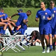 爱游戏体育-柏林联队球员备战应对挑战，齐心协力()